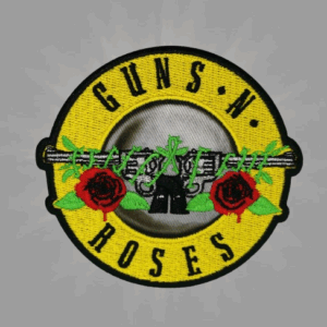 Бродирана нашивка Guns N' Roses с жълто лого, пистолети и рози.