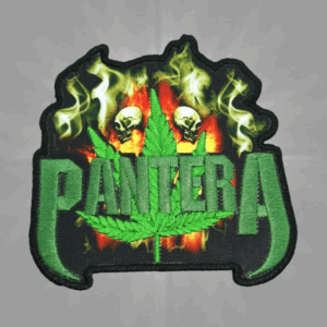 Бродирана нашивка на Pantera с черепи, зелено лого и пламъци.