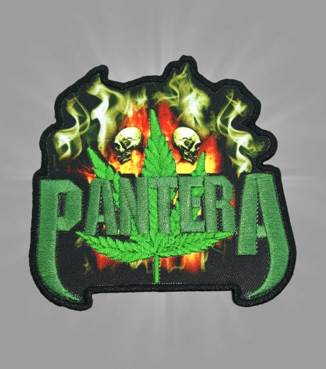 Бродирана нашивка на Pantera с черепи, зелено лого и пламъци.
