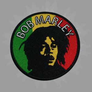 Кръгла везана нашивка Bob Marley с лика на музиканта върху реге фон.