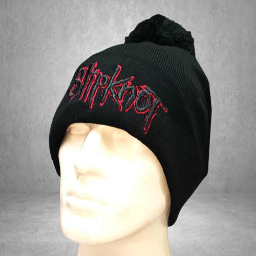 Черна зимна шапка Slipknot с помпон и бродирано червено лого - Image 3