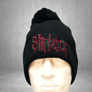 Черна зимна шапка Slipknot с помпон и бродирано червено лого - Hover Image