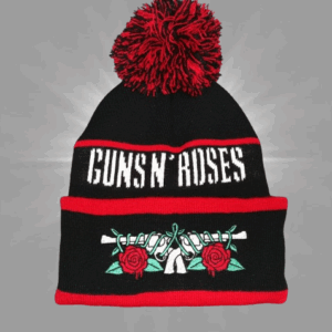 Черна зимна плетена шапка Guns N' Roses с помпон и бродирани пистолети с рози