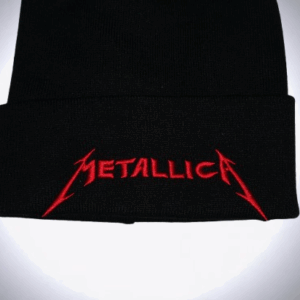 Черна зимна шапка Metallica с бродирано червено лого - Hover Image