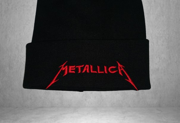 Зимна черна шапка с помпон и червено лого на Metallica - Image 5