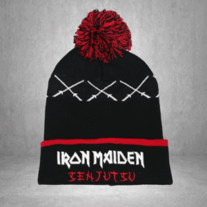 Черна плетена метъл шапка Iron Maiden Senjutsu с червен помпон и мечове