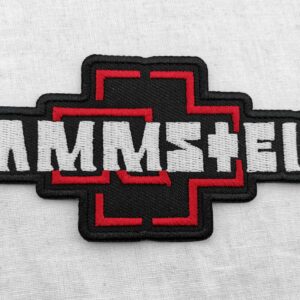 Хоризонтална нашивка Rammstein с бяло бродирано име и червена централна емблема върху черен текстилен фон
