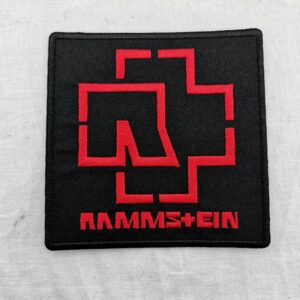Квадратна нашивка Rammstein с червено бродирано лого и надпис върху черен текстилен фон