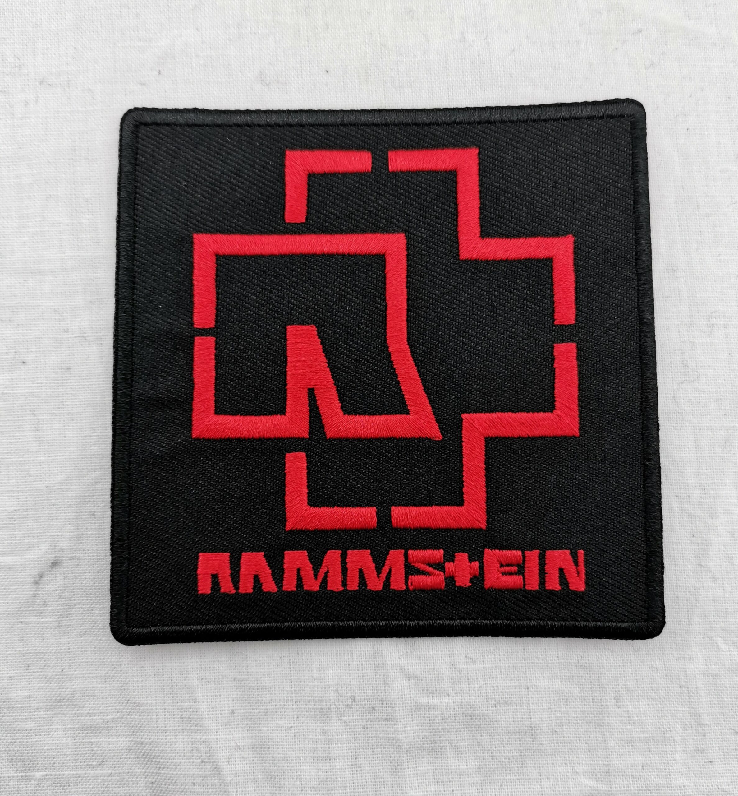 Квадратна нашивка Rammstein с червено бродирано лого и надпис върху черен текстилен фон