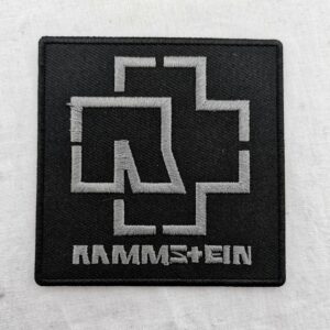 Квадратна нашивка RAMMSTEIN сиво лого с бродирани детайли върху черен фон.