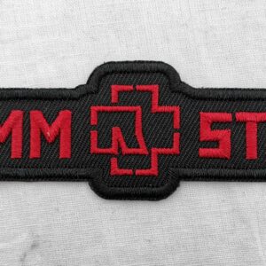 Хоризонтална нашивка Rammstein с червено бродирано лого и надпис върху черен текстилен фон