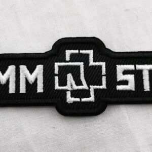 Хоризонтална нашивка Rammstein с бяло бродирано лого и надпис върху черен текстилен фон