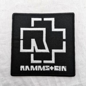 Квадратна нашивка Rammstein с бяло бродирано лого и надпис върху черен текстилен фон