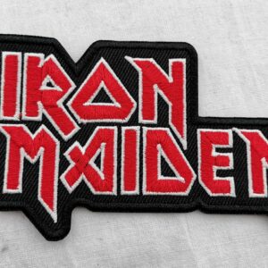 Везана нашивка Iron Maiden с червено бродирано лого върху черна основа за метъл яке.