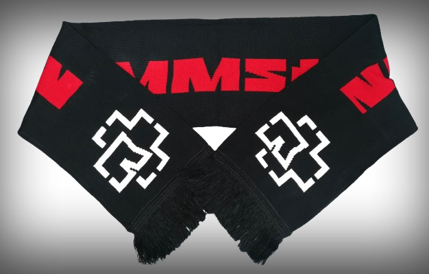 Черен плетен метъл шал Rammstein с голям червен надпис и бели символи в краищата
