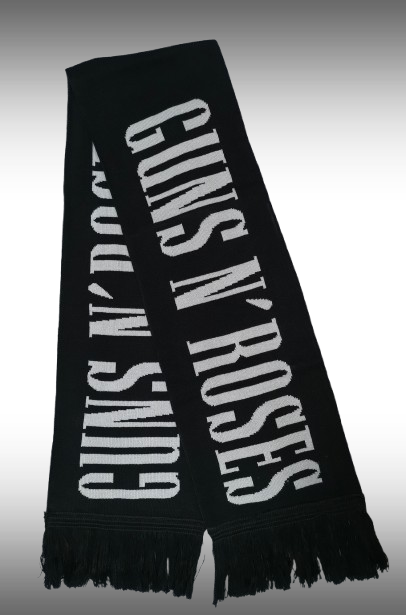 Детайлен изглед на плетката на плетен рок шал Guns N' Roses в черно и бяло