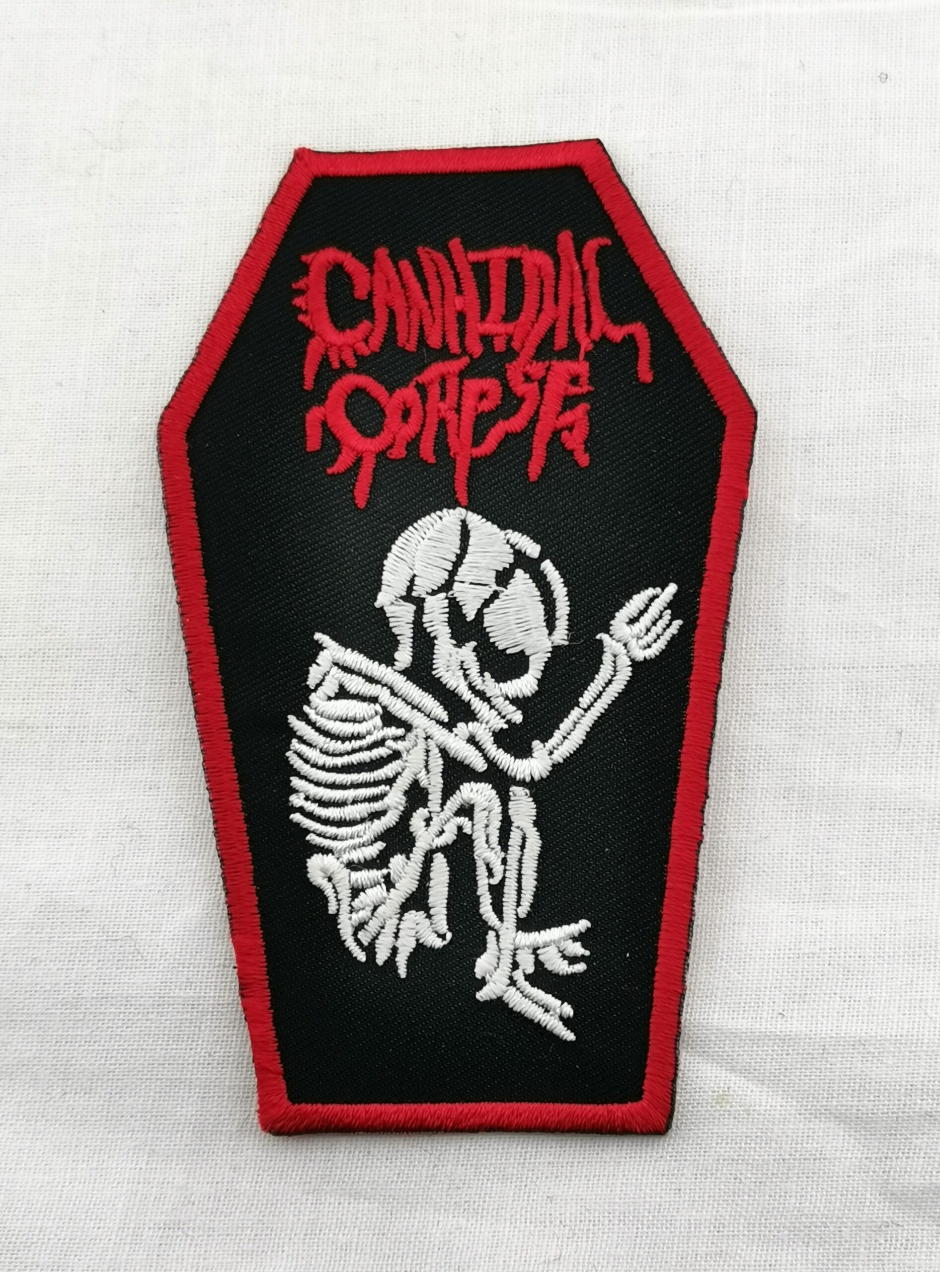 Нашивка Cannibal Corpse форма на ковчег с червено лого и бял скелет