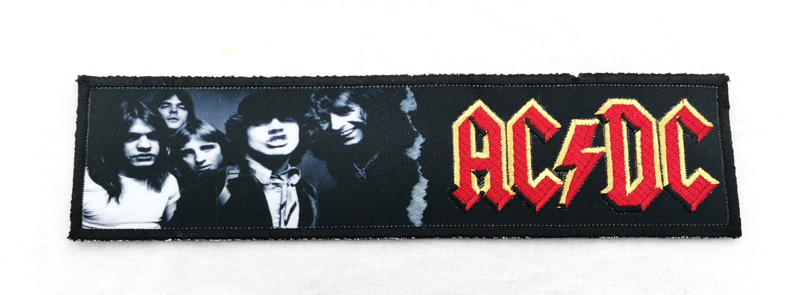 Текстилна нашивка AC/DC Rock and Roll с ликовете на Ангъс и Малкълм Йънг и червено лого.