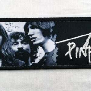 Текстилна нашивка Pink Floyd с черно-бяла снимка на групата и цветна призма върху черен фон.