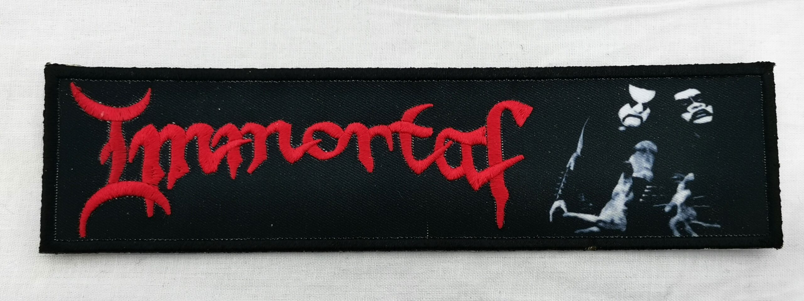 Текстилна нашивка Immortal с червено лого и щампа на бандата.
