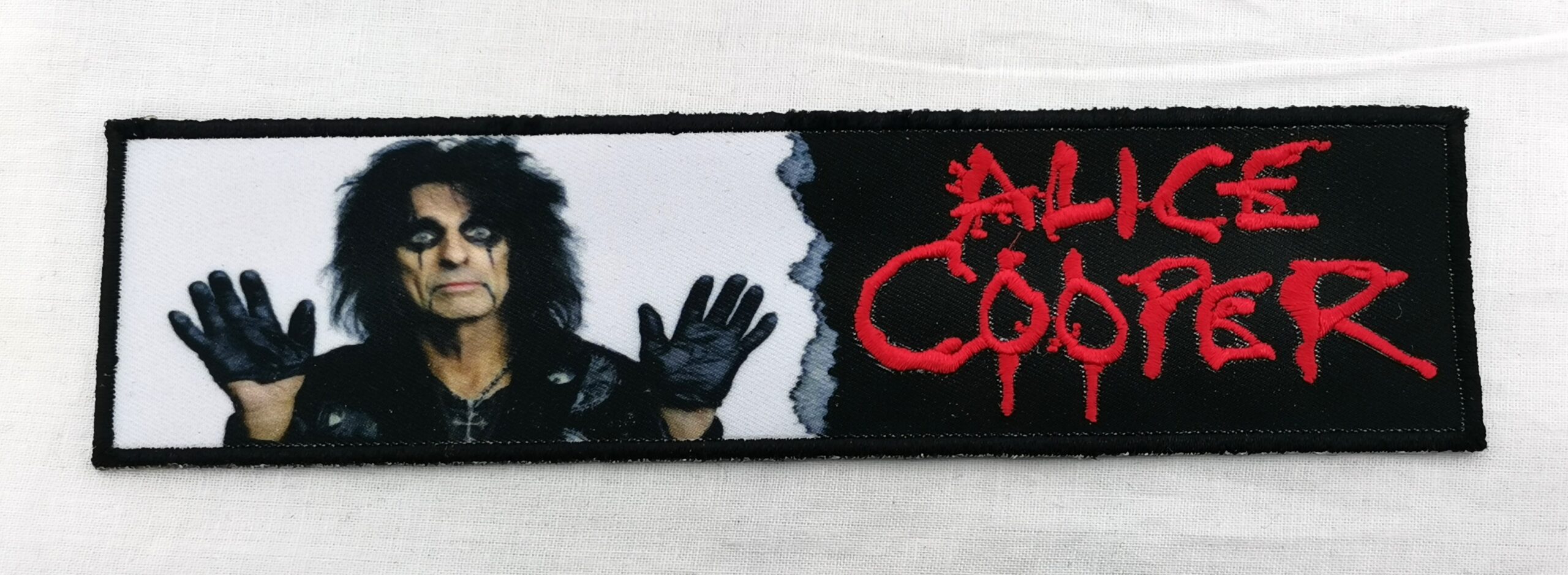 Бродирана нашивка Alice Cooper с червено лого и изображение на певеца върху черен правоъгълен плат за рок яке.