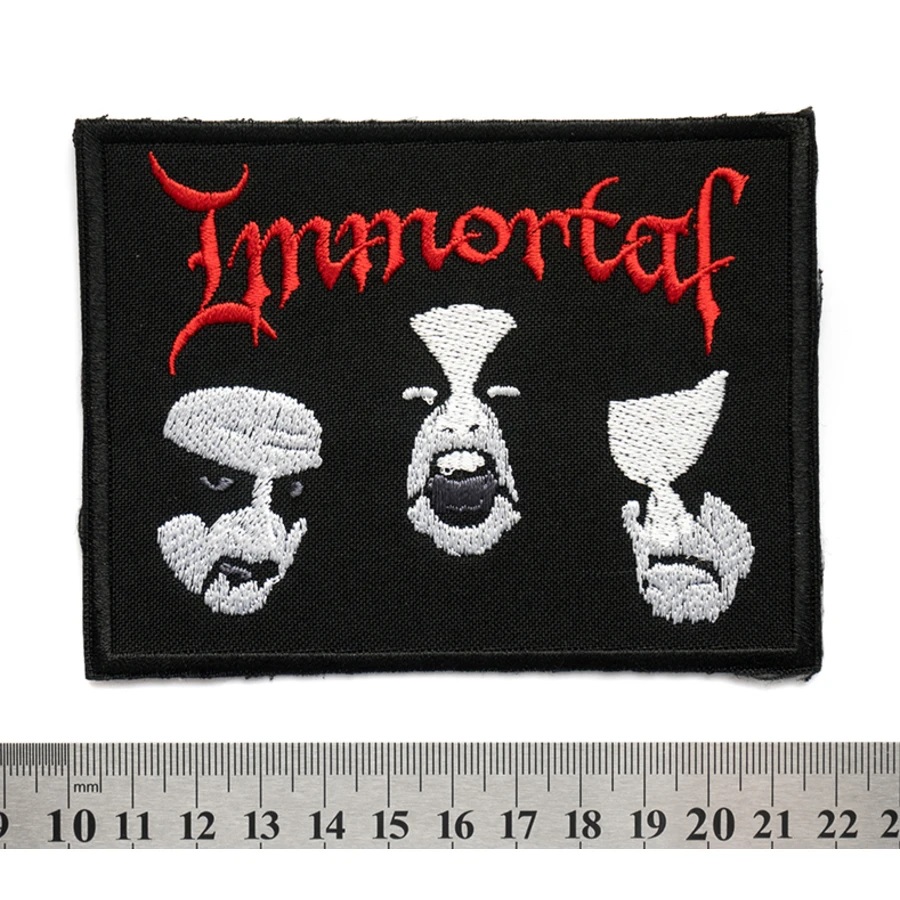 Бродирана нашивка на Immortal с лицата на бандата и червено лого за рок яке.