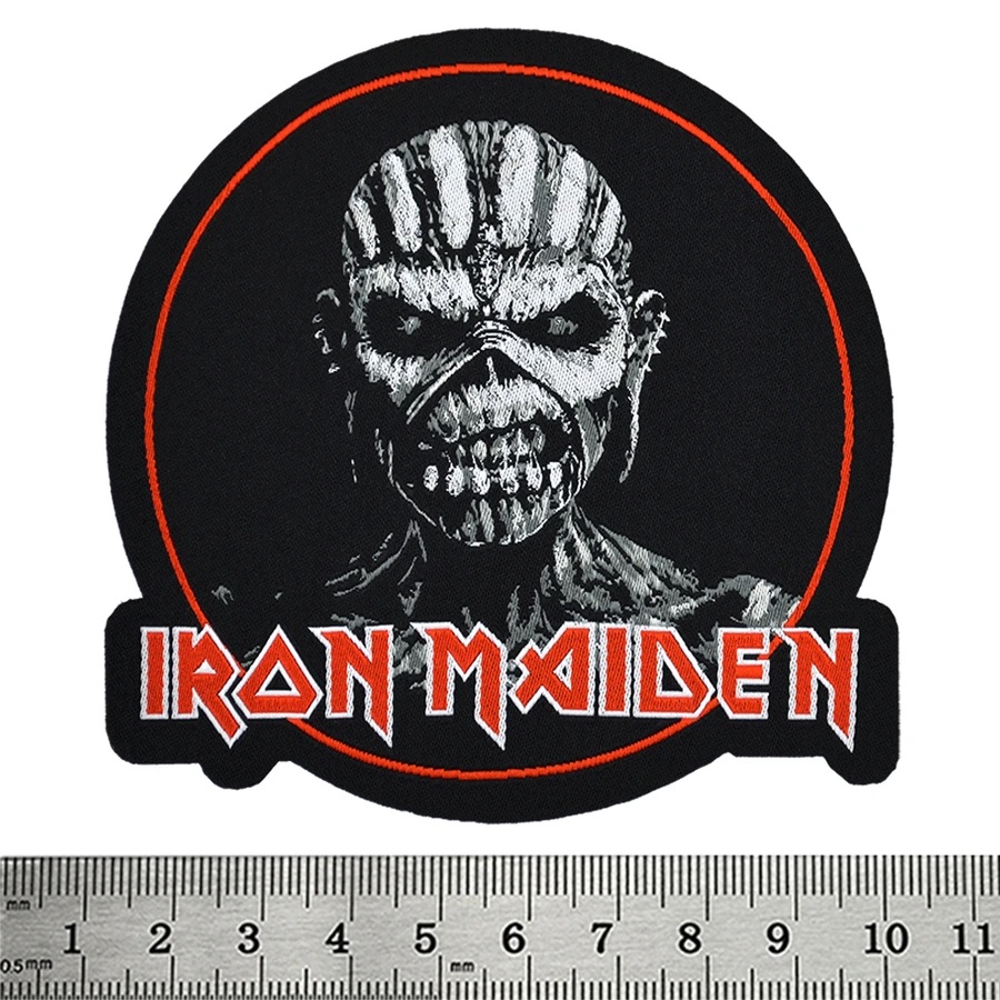 Кръгла везана нашивка Iron Maiden с лицето на Eddie и червено лого.