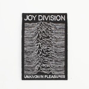 Бродирана нашивка Joy Division с бяла графика на пулсар от обложката на албума Unknown Pleasures върху черен плат