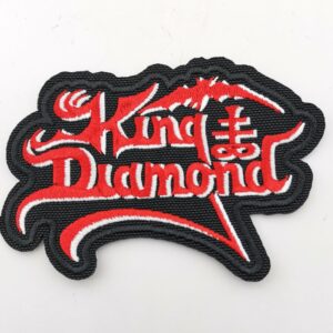 Бродирана нашивка с червено и бяло лого на King Diamond с обърнат кръст върху черен плат