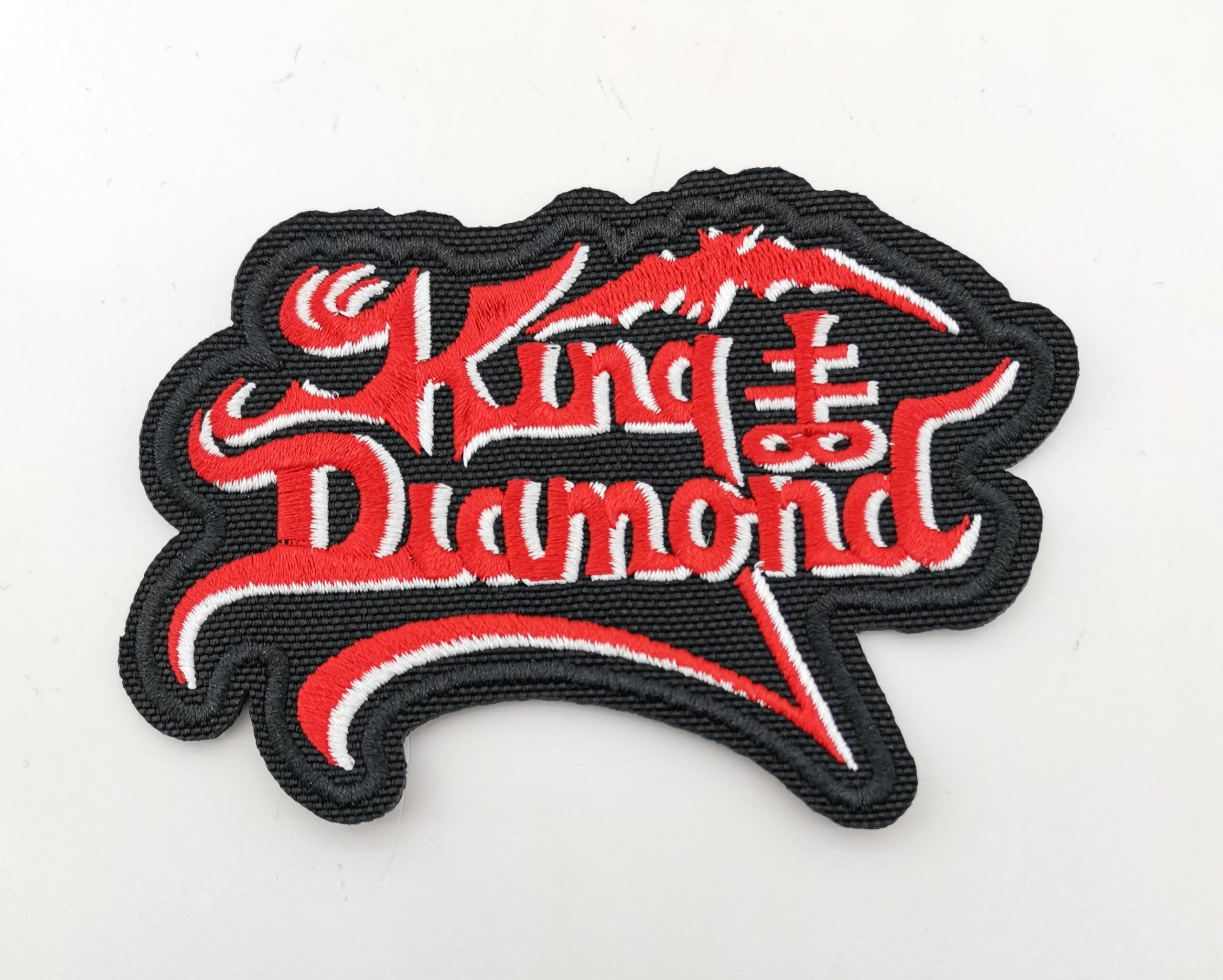 Бродирана нашивка с червено и бяло лого на King Diamond с обърнат кръст върху черен плат