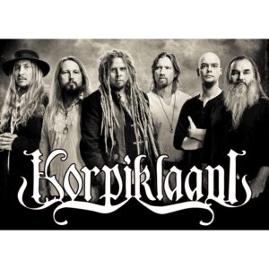 Плакат за стена Korpiklaani с групова снимка в сепия и бяло лого на групата