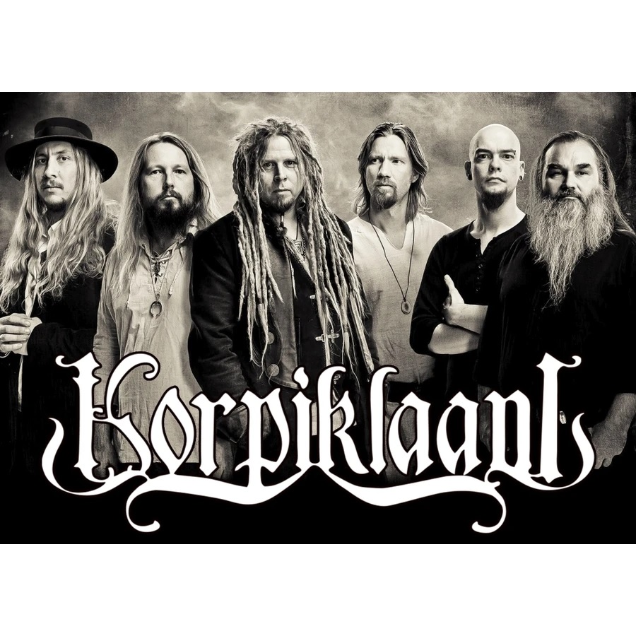 Плакат за стена Korpiklaani с групова снимка в сепия и бяло лого на групата