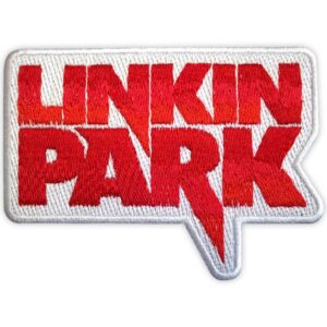 Нашивка на Linkin Park с плътно избродирано червено лого върху бяла текстилна основа.