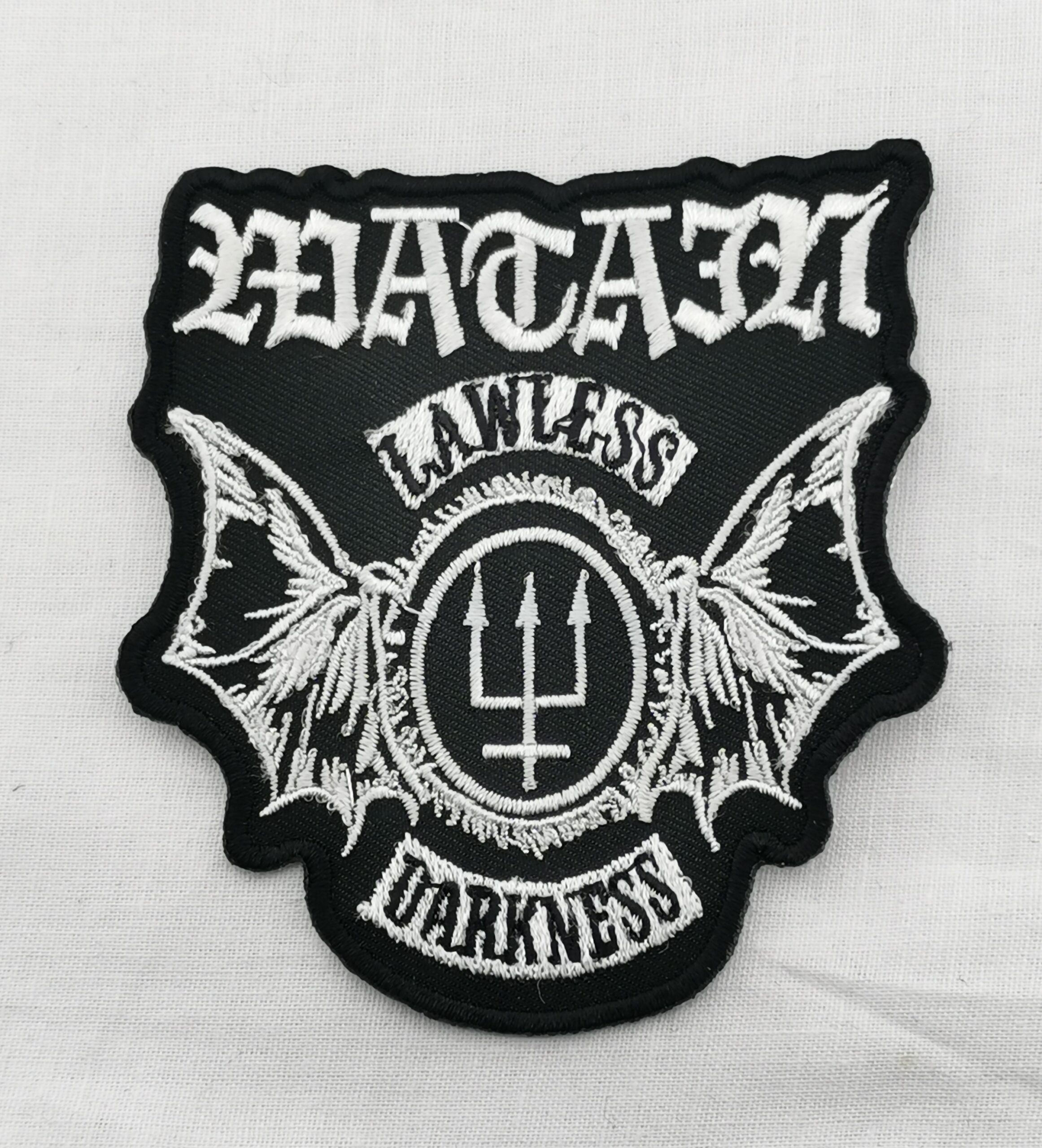 Бяла бродирана нашивка Watain Lawless Darkness на черен фон
