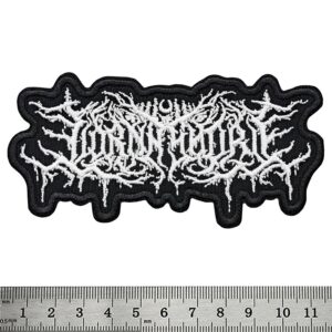 Детайлна бродирана нашивка на Lorna Shore с бяло лого върху черен фон.