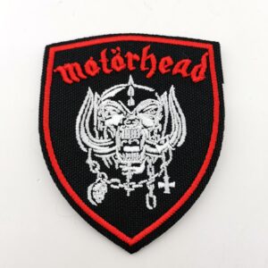 Бродирана нашивка Motörhead Snaggletooth с червена рамка тип щит.