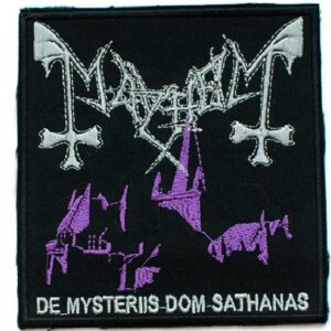 Квадратна нашивка Mayhem с логото на бандата и лилава катедрала от De Mysteriis Dom Sathanas.