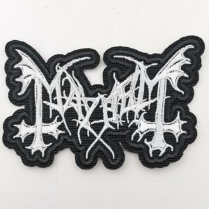 Бродирана нашивка с бяло лого на Mayhem, включващо крила и обърнати кръстове върху черен плат