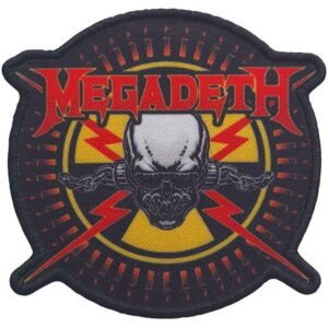 Квадратна нашивка Megadeth с дизайн Bullets, червено лого и редица куршуми върху черен фон.