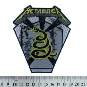 Бродирана нашивка Metallica Black Album Snake със жълта змия на сив фон.