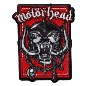 Бродирана нашивка Motorhead Snaggletooth върху червен фон за рок яке.