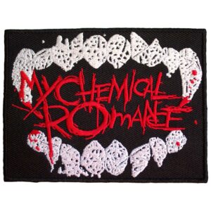 Правоъгълна нашивка My Chemical Romance с бели зъби и червено лого на черен фон.