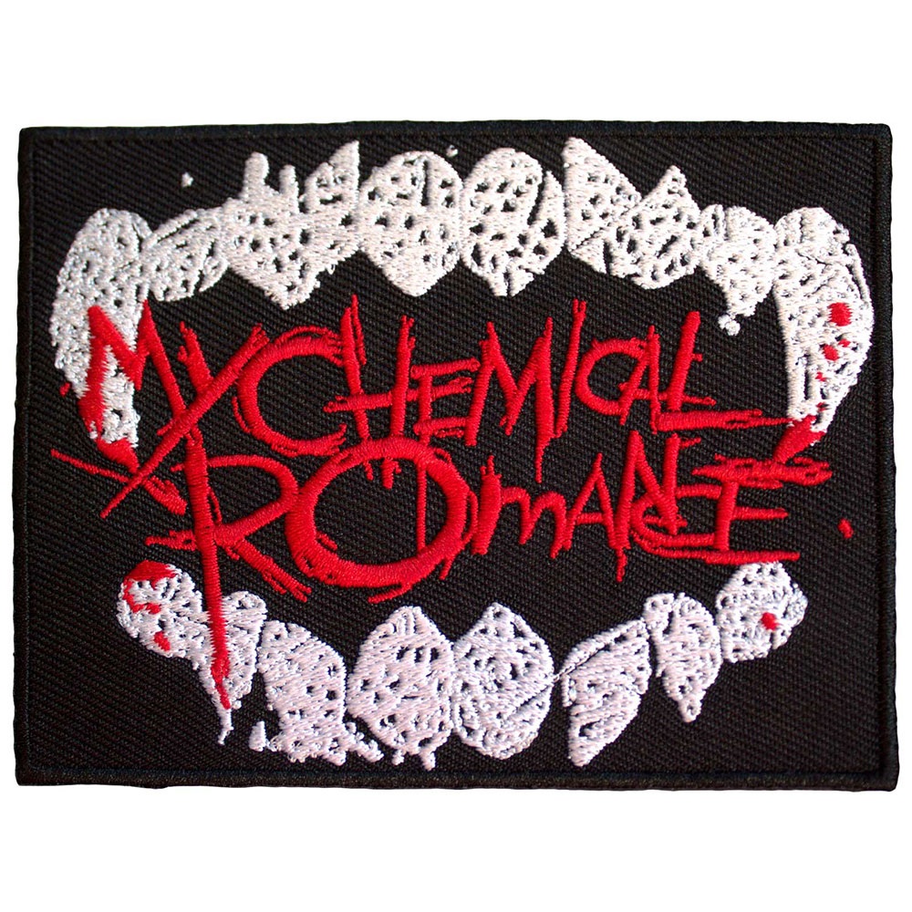Правоъгълна нашивка My Chemical Romance с бели зъби и червено лого на черен фон.