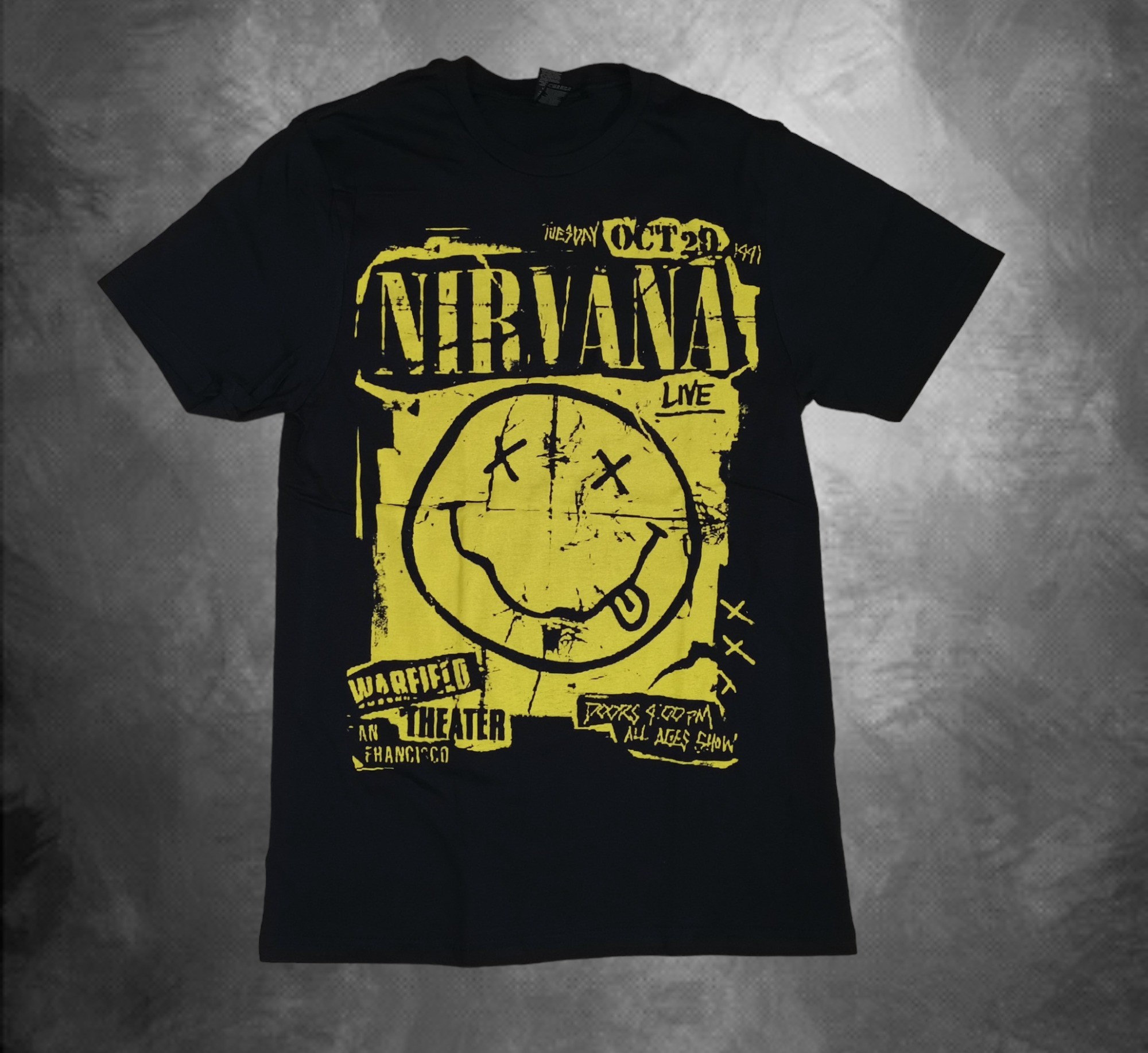 Черна гръндж тениска на Nirvana с голяма жълта щампа Smile и надпис Live