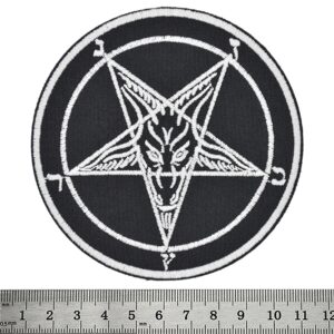 Окултна блек метал нашивка-Бродирана black metal нашивка с пентаграм и глава на козел в бяло върху черен фон.