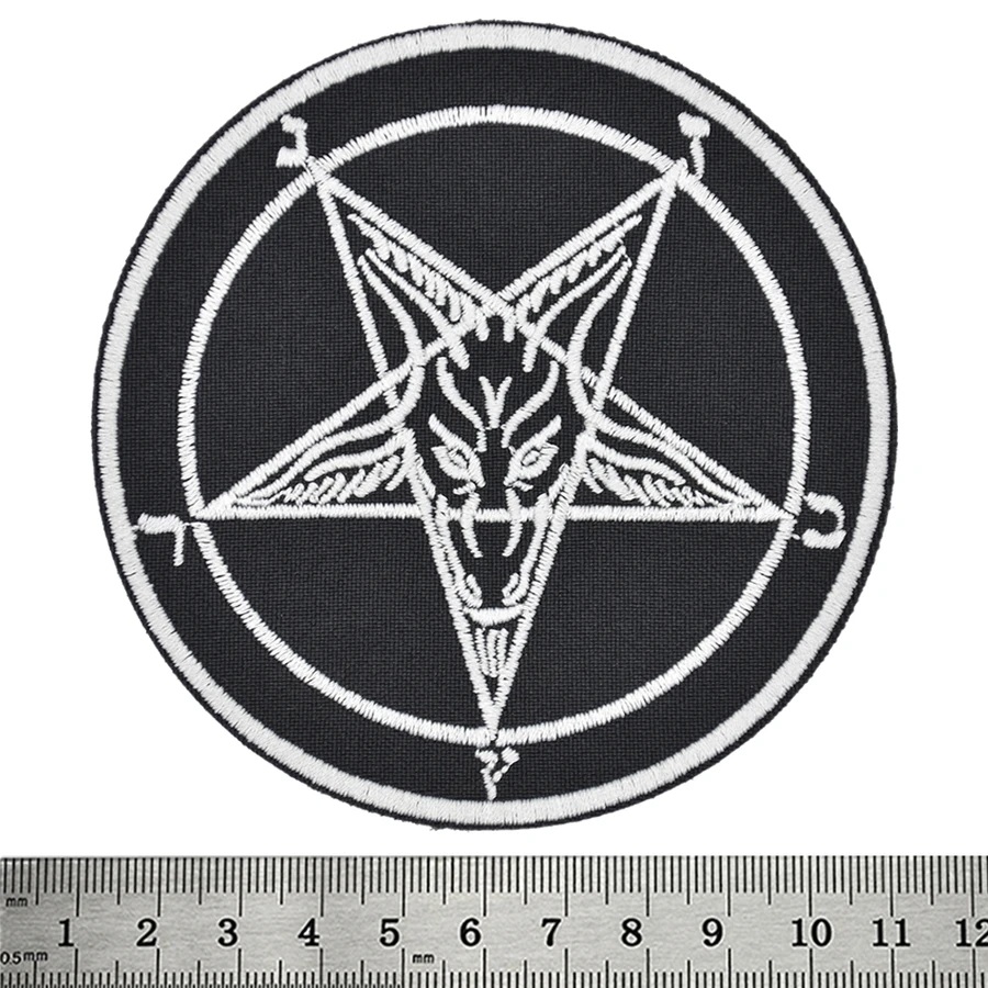 Окултна блек метал нашивка-Бродирана black metal нашивка с пентаграм и глава на козел в бяло върху черен фон.