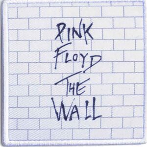 Квадратна нашивка Pink Floyd The Wall с дизайн на бели тухли и черен ръкописен текст.