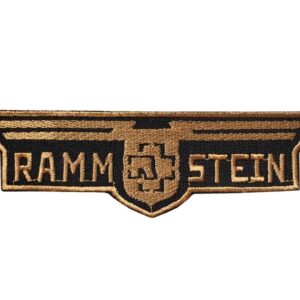 Продълговата нашивка Rammstein със златиста бродерия и централен щит върху черен фон.