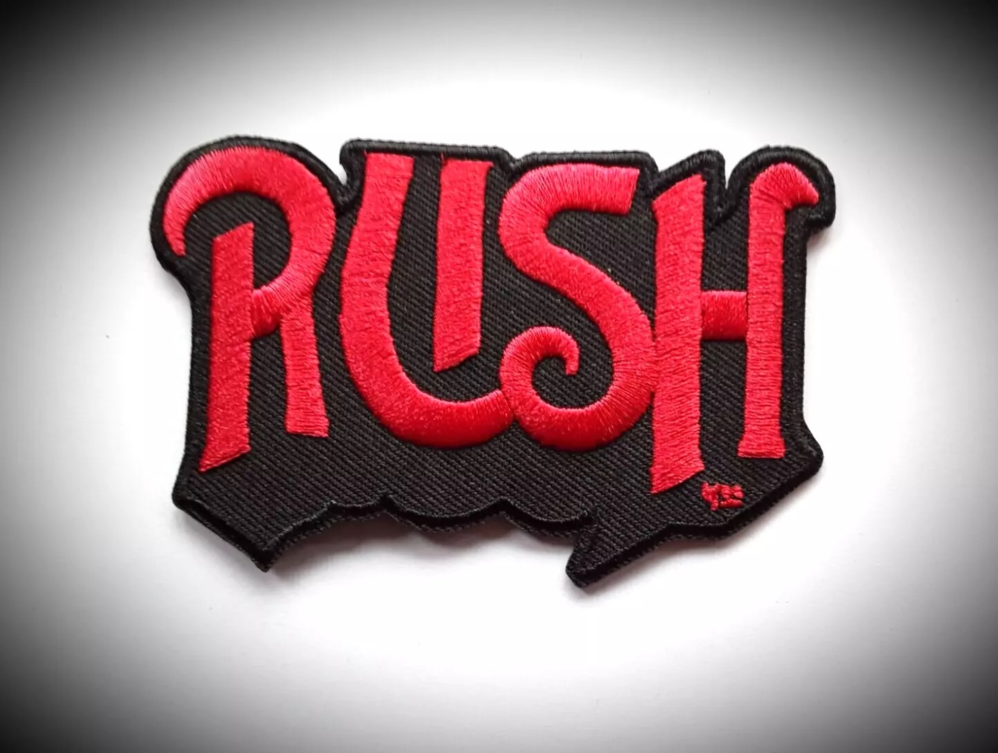 Бродирана червена нашивка Rush с класическо лого за фенове.