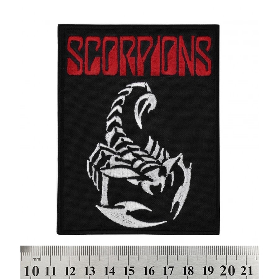 Бродирана нашивка на Scorpions с бял скорпион и червено лого за метъл яке.